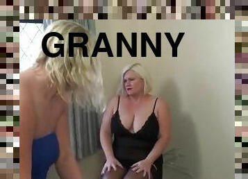 Granny gets pussy toyed