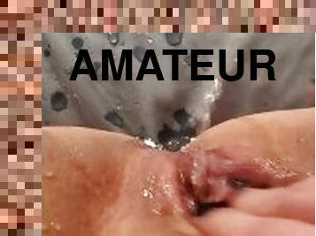 Wet pussy rubbing until amateur squirts a puddle in bed