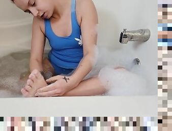 FOOT WASH SEXY PLAYBOY SUIT IN THE BATH HAIRY PUSSY CLOSE UP