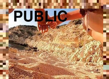 Jolie fille nue pisse à la plage publique à la vue de tout le monde