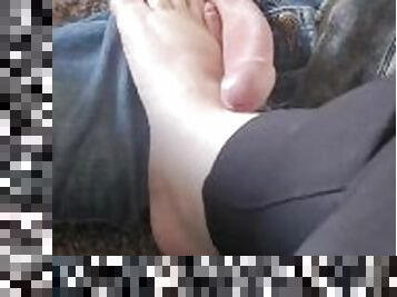 Ballbusting feet