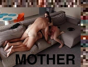 Hard Threesome With Stepmother And Gf. Pulled The Dick Out Of Moms Pussy And Cum In the Gf Mouth!