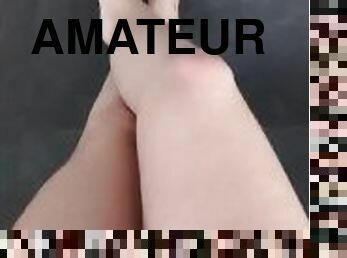 Je joues avec mes longues jambes et pieds ????????????