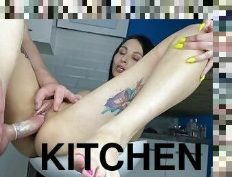 GIRLFRIEND SPREADS LEGS IN HER KITCHEN AND GET A BIG COCK INSIDE