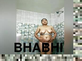 Mallu Bhabhi Bathing