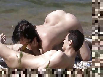 A Hot Amateur Porn Couple Nailing On The Beach