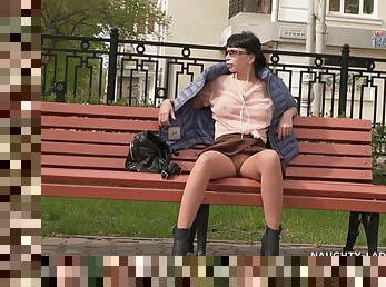 gros-nichons, en-plein-air, collants, public, milf, maman, naturel, coquine, gros-seins, seins