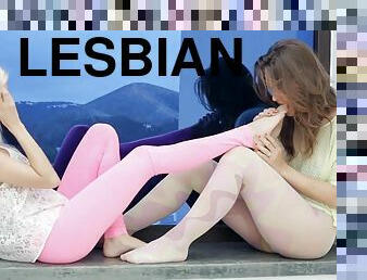 בחוץ, לסבית-lesbian, נוער, פעם-ראשונה, צעירה-18, בלונדיני, ארוטי, ציצים-קטנים