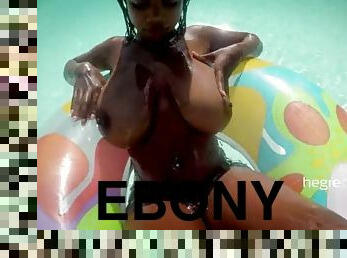 Sexy naked ebony pool time fun