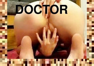 La doctora llega del trabajo, se masturba y juega con sus pies CASERO