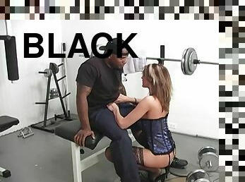 Bitch sucks black dick at the gym and prepares for merciless XXX sex