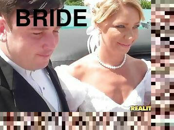 He fucks newlywed beauty in the limo