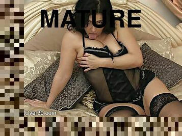 masturbarsi, fichette, mammine-mature, mamme, masturazione-con-dita, biancheria-intima, brunette, provocatorie