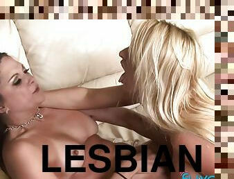 ציצי-גדול, סטראפ-און, לסבית-lesbian, צעצוע, לעשות-עם-האצבע, בלונדיני, שחרחורת, קעקוע