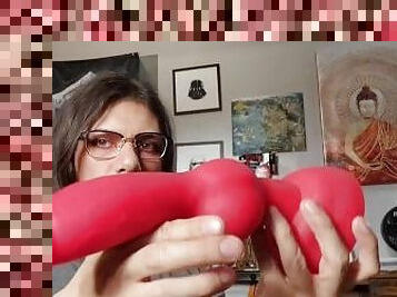 My Recommended beginner's Dildo (Toybox showcase 1) Bloopers in the back!!
