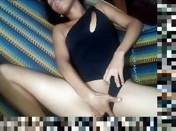 Venezolana no aguanta y se masturba en un chinchorro