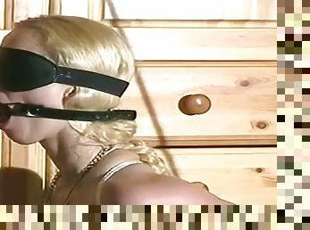 bdsm, blonde, douce, latex, bâillonnement, bondage, abusée, les-yeux-bandés, talons-hauts, masque