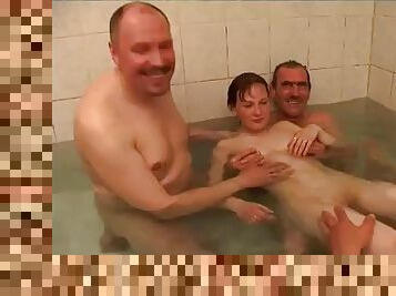 Stp3 dad and friends ruin her bathtime !
