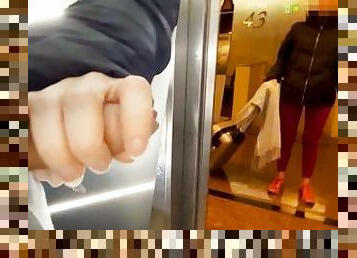 Dick Flash! An unknown sporty girl from the hotel gives me a blowjob in the public elevator