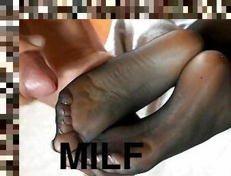 ejaculation-sur-le-corps, milf, maman, pieds, ejaculation, pute, britannique, assez, fétiche, branlette-avec-les-pieds