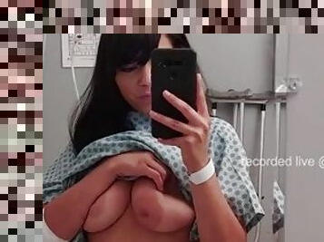 duże-cycki, masturbacja, na-zewnątrz, publiczne, nastolatki, gwiazda-porno, przyłapani, solo, szpital