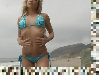 Dahlia gets naughty and squirts all over the beach