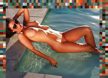 Casey Connelly is posing at the poolside