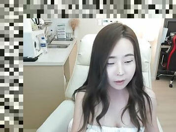 Korean busty teen camgirl loves to show her body