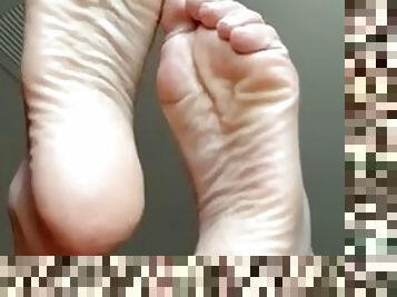 Wrinkled soles tease