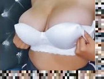 Chica ????se masturba con sus enormes tetas.????????