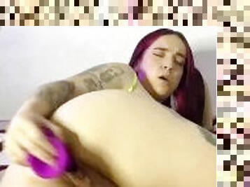 Chica se masturba con su dildo mientra la graban