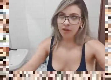 YouTuber gostosa sensualiza com os peitos balançando