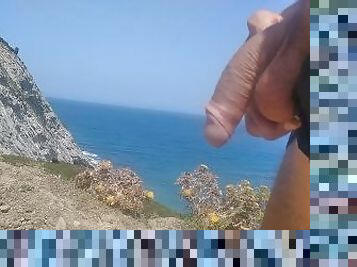 ????????Senderista Guapo se da Un Paseo Con Su Gran Polla Fuera en Una Bonita Zona De Playas Virgenes