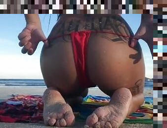 Ninfetinha tatuada se exibindo na praia de nudismo