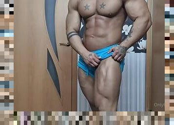 Bodybuilder Shows His Bussy