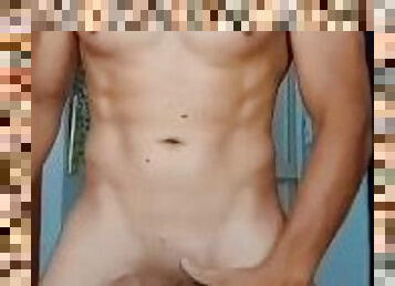 Chico latino joven musculoso con pene grueso