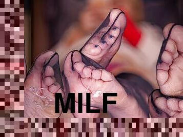 Milf in Nylon stockings get a little cum suprise on her soles